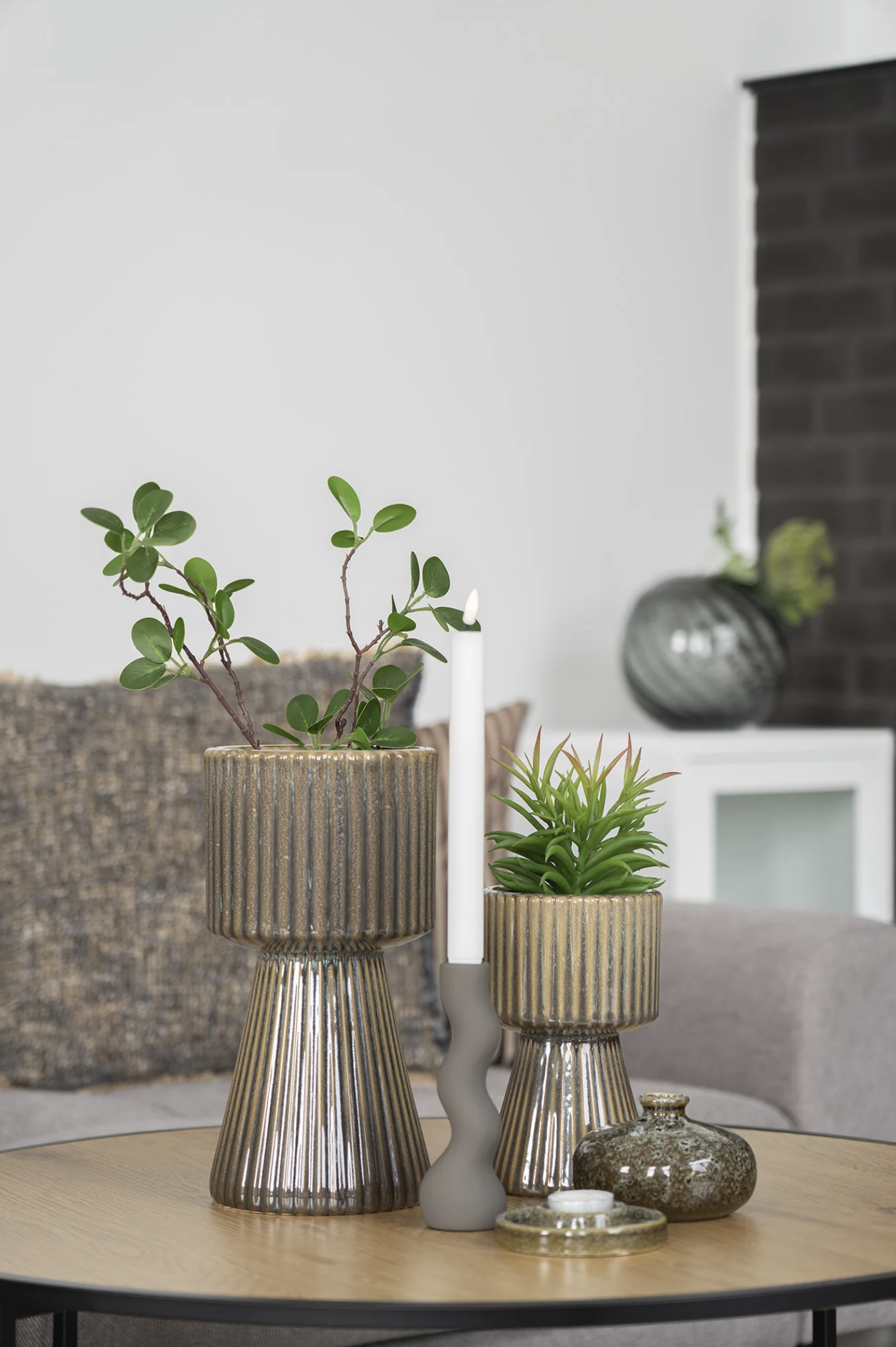 Ljushållare i grå keramik