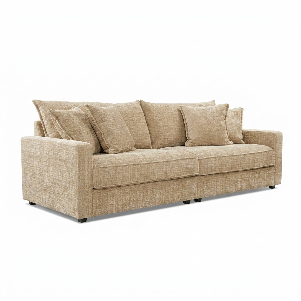 Björnriket 4-sits soffa i beige chenille, sedd snett framifrån